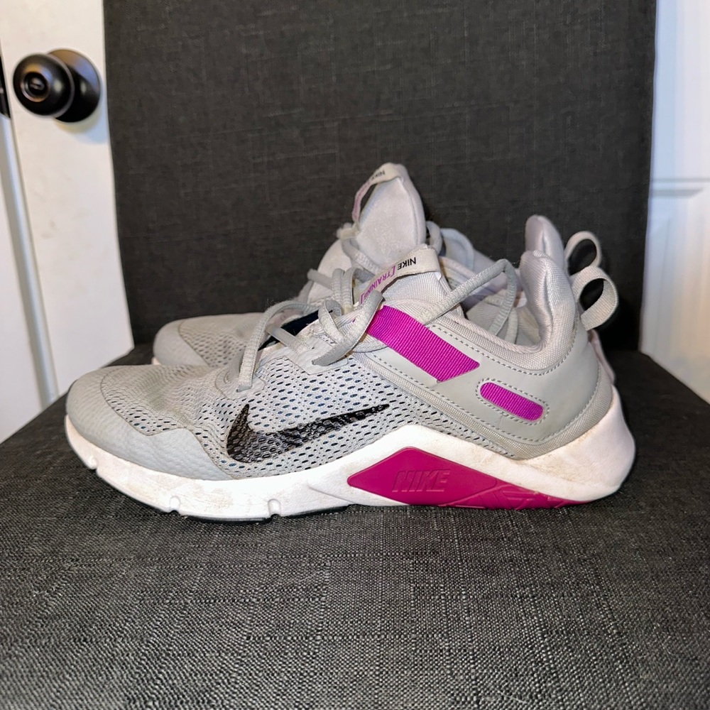 Nike Size 8.5 Women's Gray and Pink Athletic‎ Shoes - Picture 4 of 7